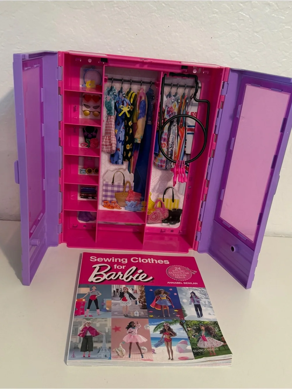 Mattel Barbie Ultimate Closet Portable Wardrobe Playset with Hangers+craft book